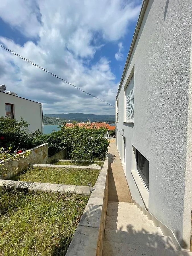 Apartment Tina, Modern, Private Seaview Outdoor Terrace, Bbq, Close To Beach, 2 Bedrooms 特罗吉尔 克罗地亚